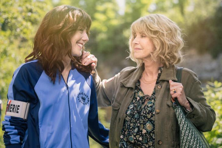 Blandine Bellavoir et Fanny Cottençon se regardent en souriant (chacune ayant posant sur l'épaule ou le dos de l'autre)